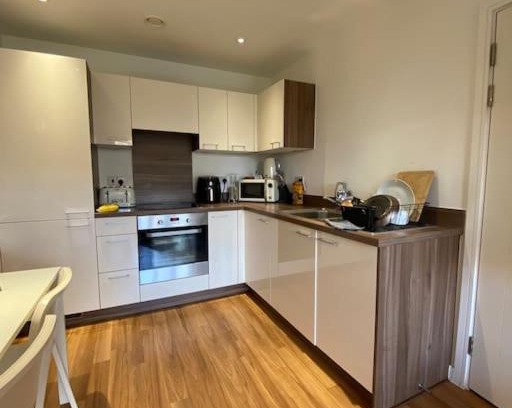 Broad Green Apartment | Stunning luxury spacious apartment with balcony in London.