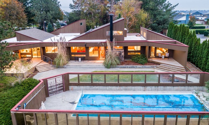 Moses Lake House | Stunning Mid-Century Inspired Lake House, Private Pool, Jet-ski & Boat Dock!