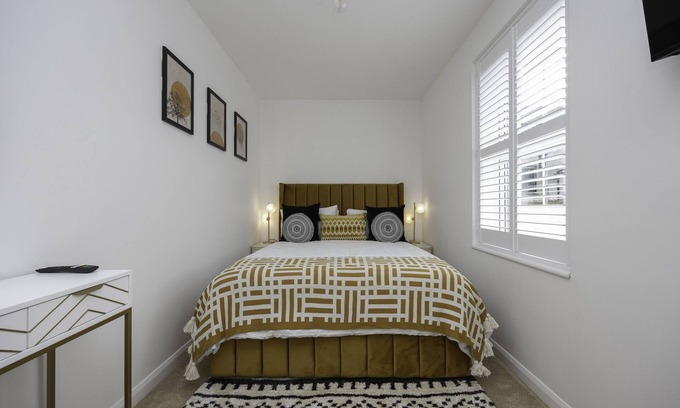 Hove Apartment | Stunning modern space in Hove & free parking.
