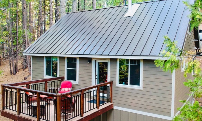 Mineral Cabin | Stunning Modern Cabin. 8mi to Lassen. EV Charging, Pet Friendly!