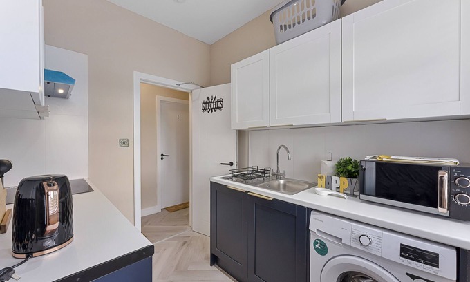 Hanger Hill Apartment | Stunning Modern Retro Blue Central 1 bed En-Suite w/free parking