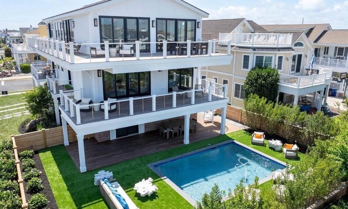 Stone Harbor House | STUNNING NEW CONSTRUCTION 6 BEDRMS, 6.5 BATHS, SLEEPS 16 STEPS TO BEACH