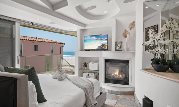 Central Mission Beach Condo | Stunning Oceanfront Boardwalk Condo - Spa, Steps to Beach, Parking & Fast WiFi!