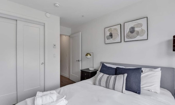 Lower Lonsdale Apartment | Stunning One Bedroom Lonsdale Quay Eco-Suite