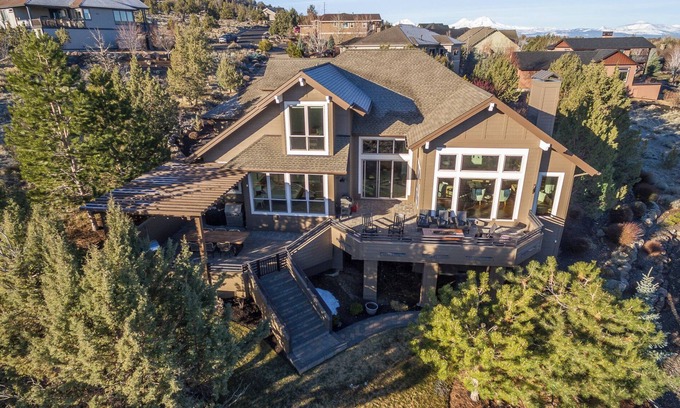 Redmond House | Stunning pet friendly family home in Eagle Crest