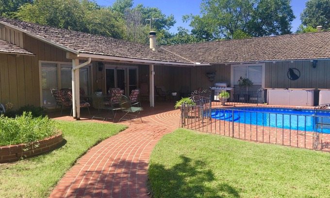 Wichita Falls House | Stunning Poolside Guest House - Historic Morningside