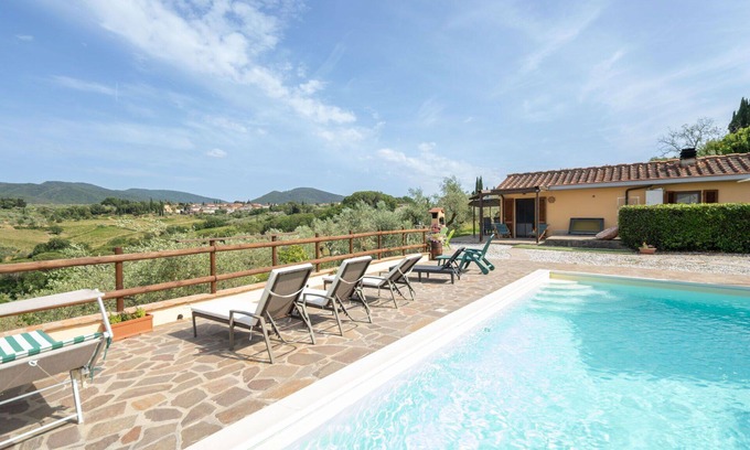 Strada in Chianti Villa | Stunning private villa with private pool, WIFI, hot tub, TV, pets allowed and panoramic view