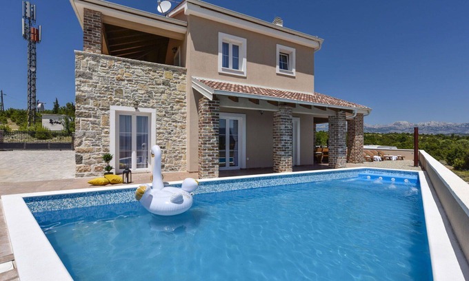 Pridraga House | Stunning private villa for 8 people with private pool, A/C, WIFI, TV and terrace