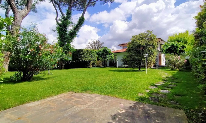 Forte dei Marmi Villa | Stunning private villa for 12 people with A/C, WIFI, TV and patio