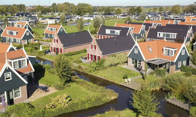 West-Graftdijk House | Stunning private villa for 10 people with WIFI, pool, TV and terrace