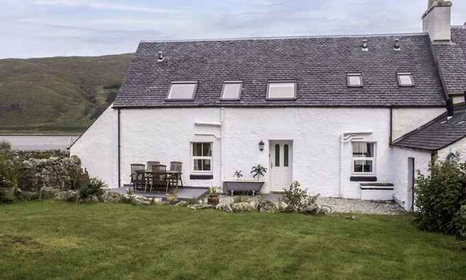 Breakish House | Stunning private villa for 6 people with WIFI, TV, patio and pets allowed