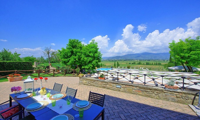 Fratticciola Villa | Stunning private villa with private pool, WIFI, hot tub, A/C and panoramic view, close to Cortona