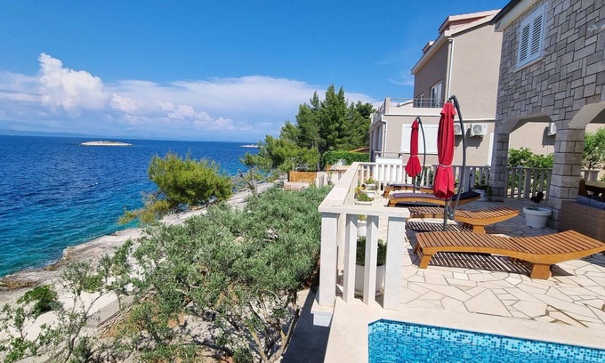 Prigradica House | Stunning private villa for 6 guests with A/C, WIFI, private pool, TV and terrace