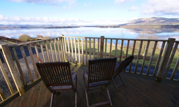 Kinross House | Stunning private villa for 5 guests with WIFI, TV, terrace, pets allowed and parking