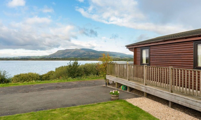 Kinross House | Stunning private villa for 4 people with WIFI, TV, balcony, pets allowed and parking