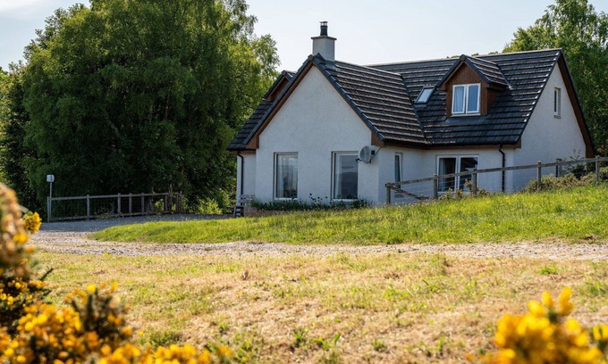 Loch Ness House | Stunning private villa for 7 people with WIFI, TV, patio and panoramic view