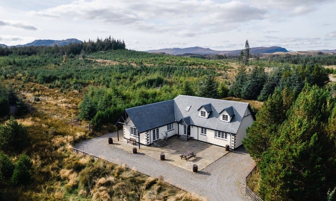 Loch Ness House | Stunning private villa for 6 guests with WIFI, TV, patio, panoramic view and parking