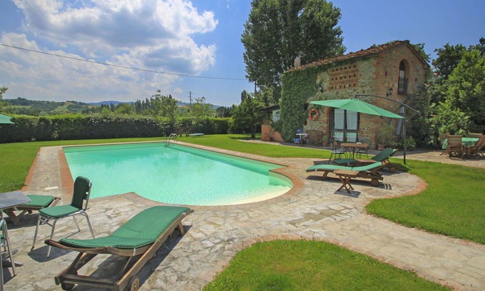 Laterina Villa | Stunning private villa for 4 guests with WIFI, pool, TV, patio and pets allowed, close to Arezzo