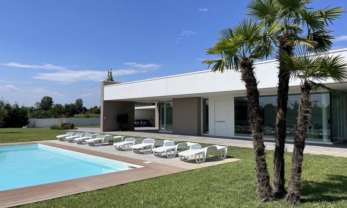 Trambacche di Veggiano Villa | Stunning private villa for 8 guests with A/C, private pool, WIFI and veranda, close to Padua