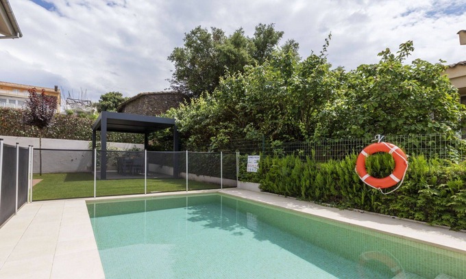 Olot House | Stunning private villa for 7 people with A/C, WIFI, private pool, TV, patio and parking