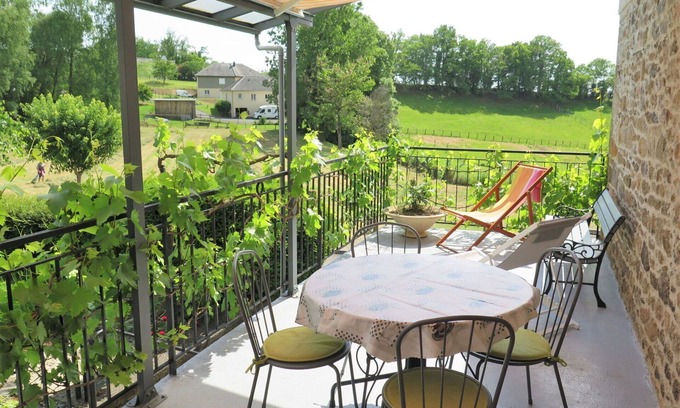 Lascaux Villa | Stunning private villa for 4 guests with TV, terrace, pets allowed and panoramic view