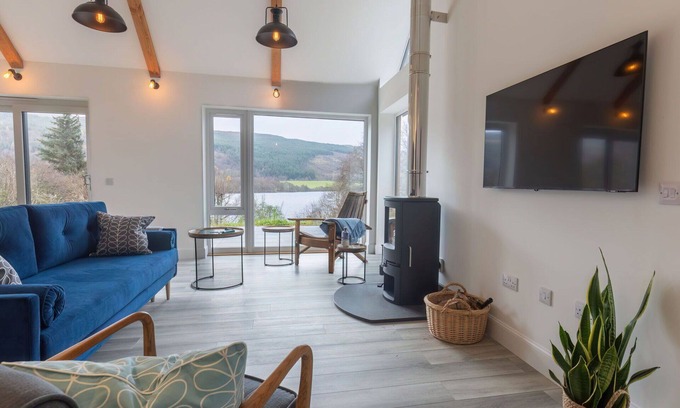 Balnain Villa | Stunning private villa for 4 guests with WIFI, TV, patio, pets allowed and panoramic view
