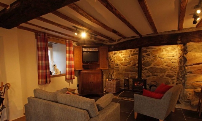 Dolgellau House | Stunning private villa for 4 guests with WIFI, TV, patio, pets allowed, panoramic view and parking