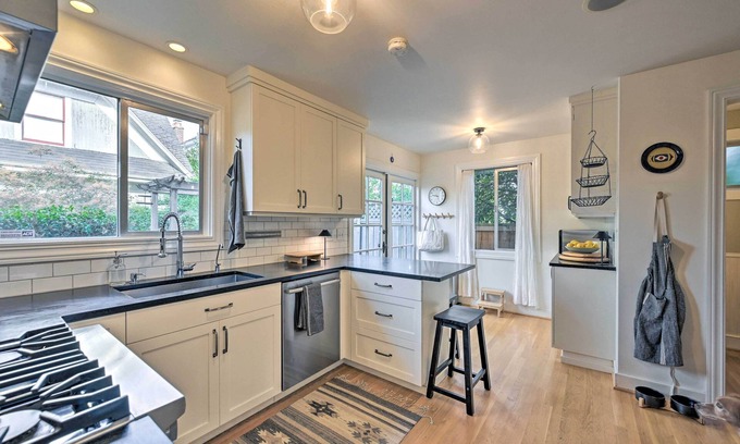 Lower Queen Anne Cottage | Stunning Queen Anne House w/Private Patio!