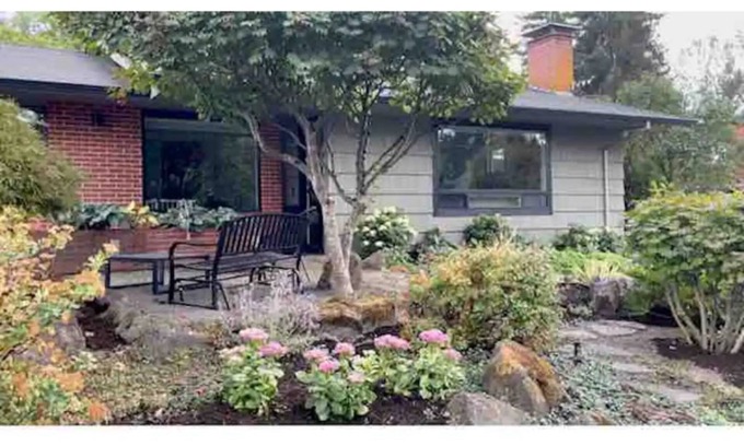 McMinnville House | Stunning Remodeled Mid Century Home- Walk to downtown