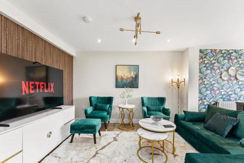 Staines House | Stunning Retreat - 5-Bed House and Garden in Staines