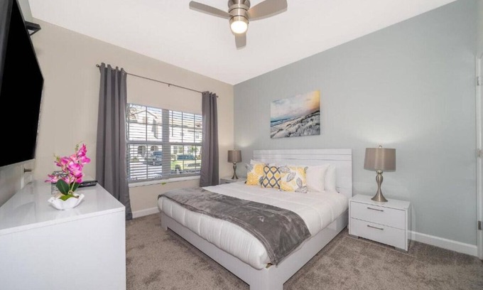 Campbell Villa | Stunning Retreat Townhouse 10 mins to Disney with Pool