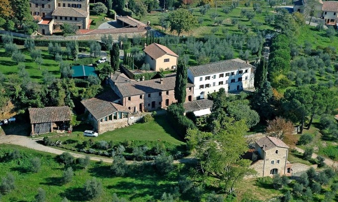 Le Tolfe Villa | Stunning Siena villa with 4 bedrooms only 3 km to the city. Pool and Wi-Fi
