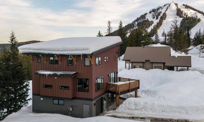 Rossland House | Stunning Ski In, Ski Out at Red Resort