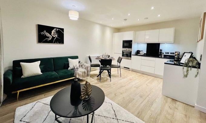 Park Royal Apartment | Stunning Skyline Flat in London - 2 Beds & Balcony