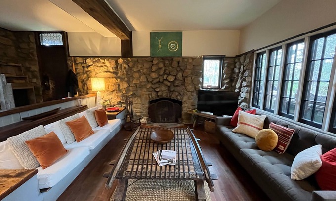 Lower Arapahoe House | Stunning Stone Abode in Downtown Boulder - Walk to Pearl St, Chautauqua Park, CU