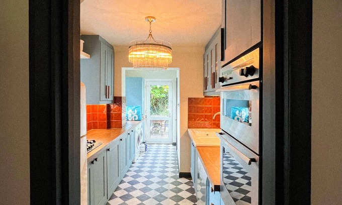 Fulwell and Hampton Hill House | Stunning Teddington 3 Bed: Opp Bushy Park