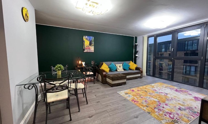 Gay Village Apartment | Stunning Top Floor Southside Apartment 2 BEDS PARKING WIFI NETFLIX