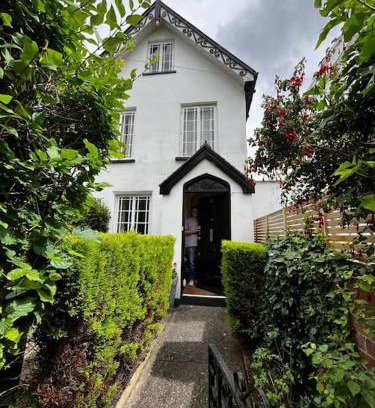 Topsham House | Stunning Town house with parking, fire, games room