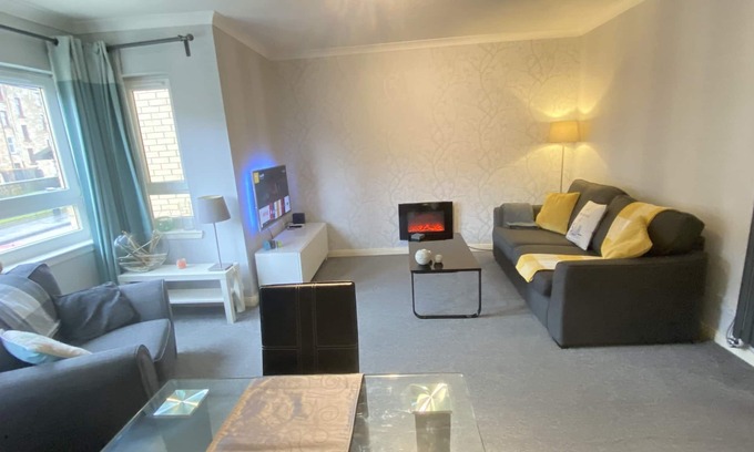Paisley Apartment | Stunning & Very Modern 2 Bedroom Apartment (Sleeps 4) very near Paisley Centre