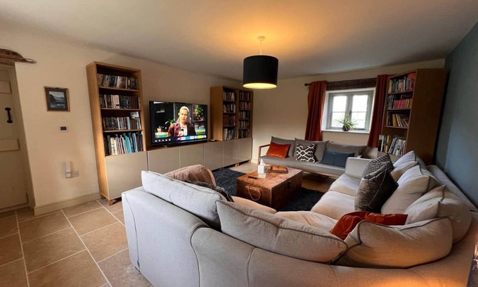 Macclesfield House | Stunning Views | 4BR Real Fires & Dog-Friendly