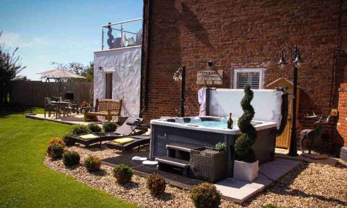 Hoole Cottage | Stunning Views, Hot Tub, 5 minutes to Chester