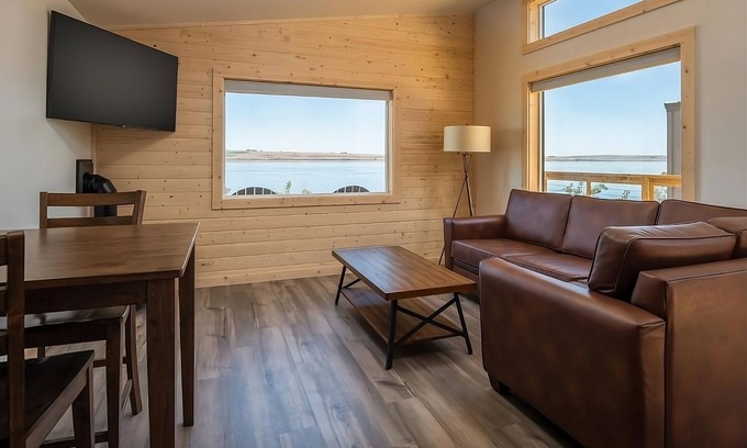 Boardman Hotel | Stunning Views of Columbia River! 4 Spaces w/Kitchenettes, King & Queen Beds