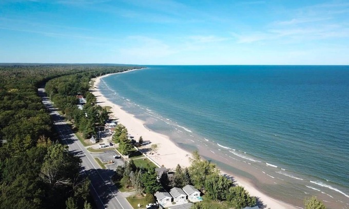 Oscoda House | Stunning views of Lake Huron