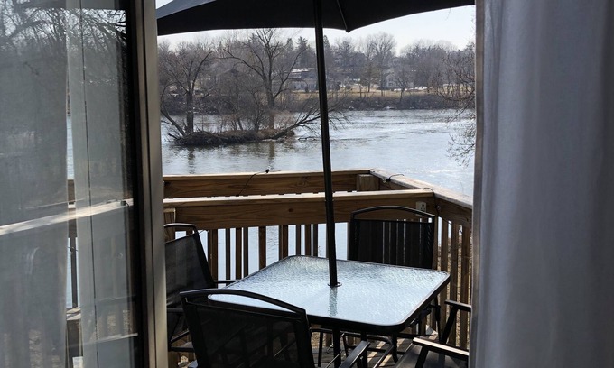 Yorkville House | STUNNING VIEWS | Riverfront Townhome in Downtown Yorkville