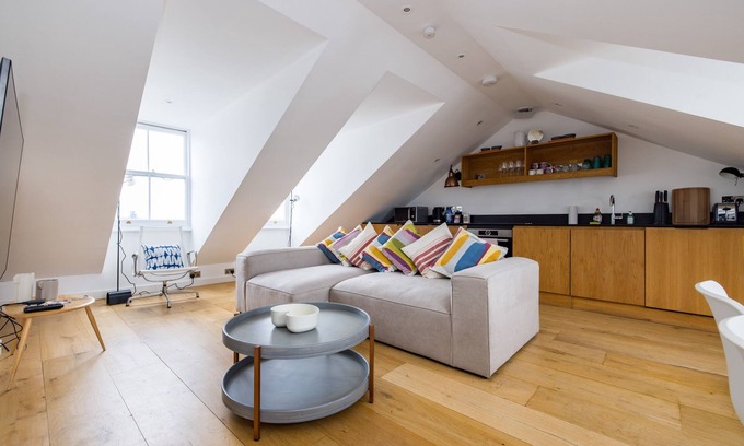 Colville Apartment | Stunning views, top floor flat