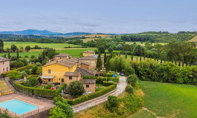 Monteroni d'Arbia House | Stunning villa for 4 people with A/C, WIFI, pool, TV, patio, pets allowed and panoramic view