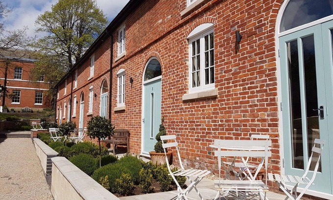 Breedon on the Hill House | Stunning villa for 4 guests with WIFI, TV and pets allowed