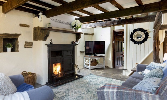 Bury House | Stunning villa for 2 guests with WIFI, TV and pets allowed