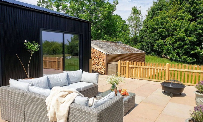 Howlett End House | Stunning villa for 4 guests with WIFI, TV and terrace