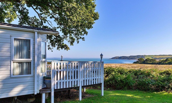 Cowes House | Stunning villa for 4 people with WIFI, pool, TV, terrace and parking